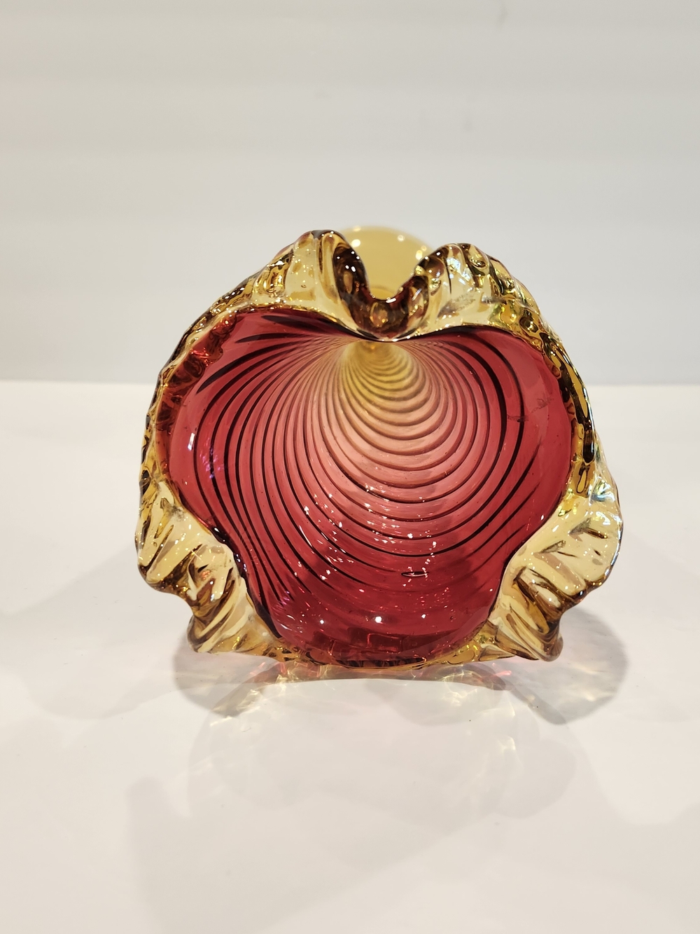 Vintage cranberry amberina trumpet vase with ruffled rim and swirl pattern - Picture 4 of 8